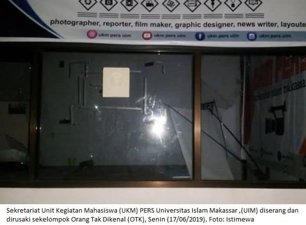 Sekretariat Unit Kegiatan Mahasiswa (UKM) PERS Universitas Islam Makassar ,(UIM) diserang dan dirusaki sekelompok Orang Tak Dikenal (OTK), Senin (17/06/2019). Foto: Istimewa