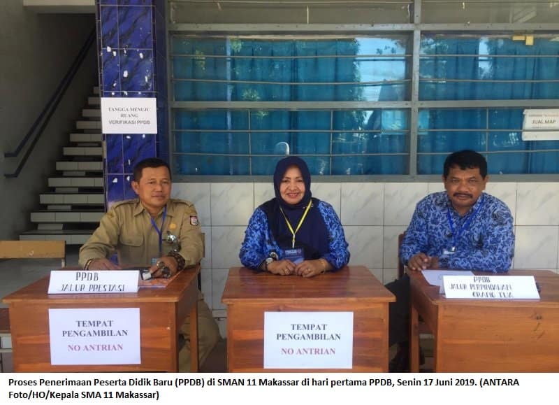 Proses Penerimaan Peserta Didik Baru (PPDB) di SMAN 11 Makassar di hari pertama PPDB, Senin 17 Juni 2019. (ANTARA Foto/HO/Kepala SMA 11 Makassar)