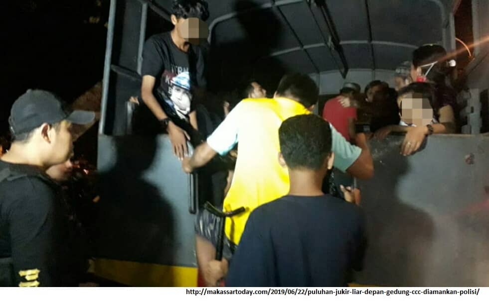 http://makassartoday.com/2019/06/22/puluhan-jukir-liar-depan-gedung-ccc-diamankan-polisi/